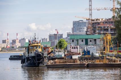 Москва.  Катер нефтесборщик на пристани Мосводостока.