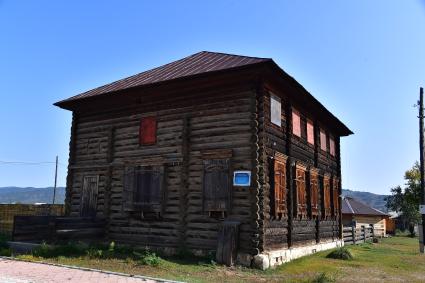 Бурятия. г.Селенгинск. Здание бывшей городской управы. Дом построен в конце XIX века. Принят на государственную охрану.