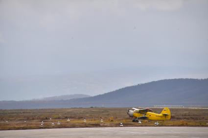 Бурятия. г.Улан-Удэ. Самолет Ан-2 у взлетно-посадочной полосы аэропорта `Байкал`.