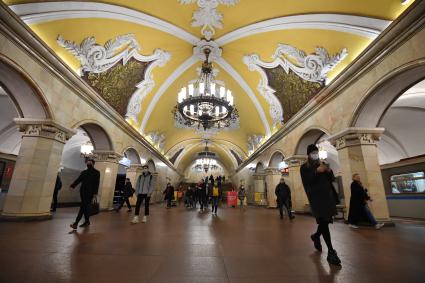 Москва.  Пассажиры на станции `Комсомольская` кольцевой линии метро.