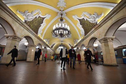 Москва. Пассажиры в медицинских масках на станции `Комсомольская` кольцевой линии метро.