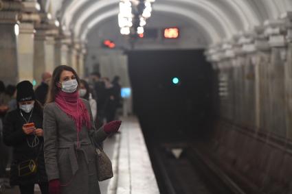 Москва.  Пассажиры в метро в защитных масках.