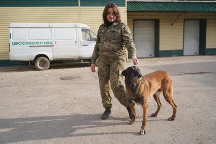 Самара. Кинолог со служебной собакой.