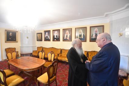 Москва. Член комитета Госдумы РФ по транспорту и строительству Владимир Ресин и Митрополит Крутицкий и Коломенский Ювеналий.