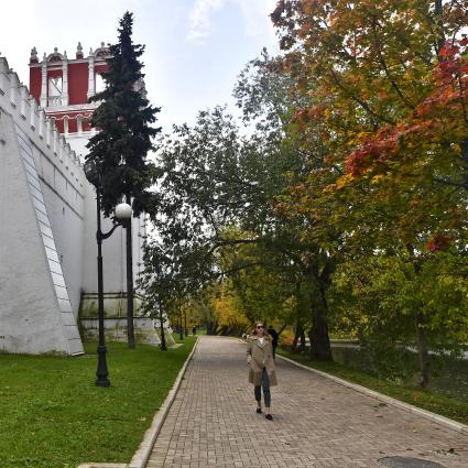 Москва. Девушка гуляет у стен  Новодевичьего монстыря.