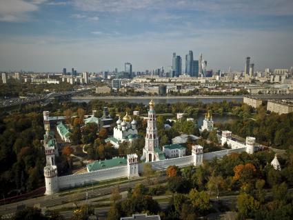 Москва.   Вид сверху на Новодевичий монастырь.