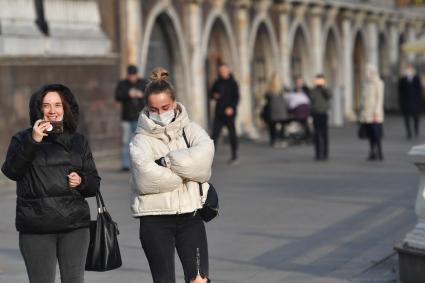 Москва. Девушки на одной из улиц города.