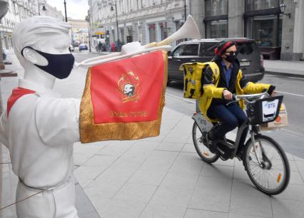 Москва. Скульптура пионера в защитной черной маске на Мясницкой улице.