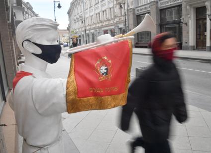 Москва. Скульптура пионера в защитной черной маске на Мясницкой улице.