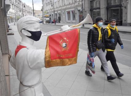 Москва. Скульптура пионера в защитной черной маске на Мясницкой улице.