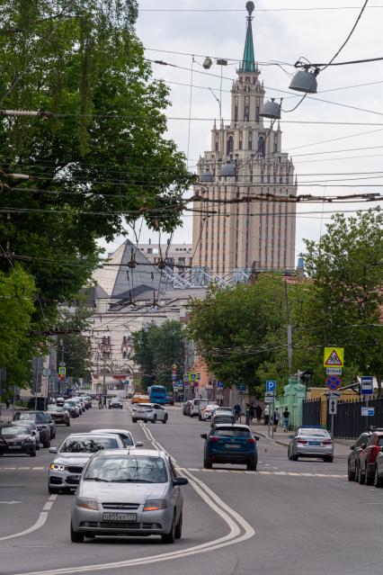 Москва. Басманный район. Вид на здание гостиницы `Ленинградская`.