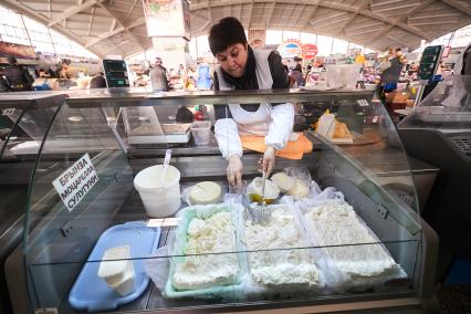 Белоруссия. Минск. Женщина продает сыр на рынке.