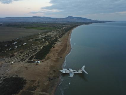 Дагестан. Советский ракетный корабль-экраноплан проекта 903 `Лунь` на берегу реки Терек.