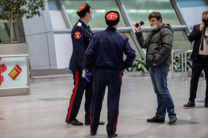 Москва.   Казачий патруль  работает  в аэропорту Домодово.