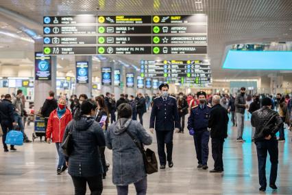 Москва.   Казачий патруль  работает  в аэропорту Домодово.