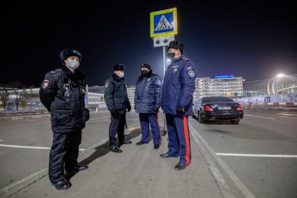 Москва.   Казачий патруль совместно с сотрудниками полицции  работают в аэропорту Домодово.