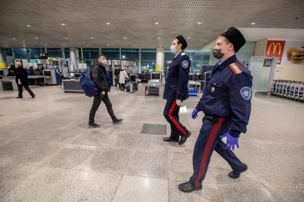 Москва. Казачий патруль работает в аэропорту Домодово.
