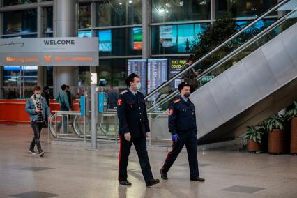 Москва.   Казачий патруль  работает  в аэропорту Домодово.