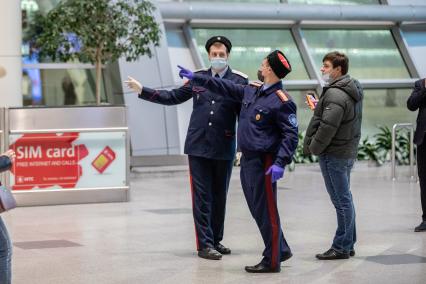 Москва.   Казачий патруль  работает  в аэропорту Домодово.