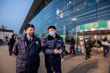 Москва.   Казачий патруль  работает  в аэропорту Домодово.