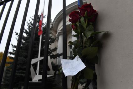 Москва.   Цветы и записка у посольства Австрии в связи с терактом в Вене.