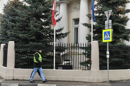 Москва.   Цветы и записка у посольства Австрии в связи с терактом в Вене.