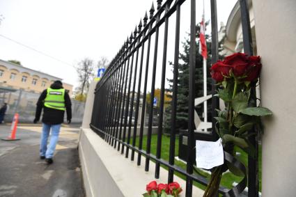 Москва.   Цветы и записка у посольства Австрии в связи с терактом в Вене.