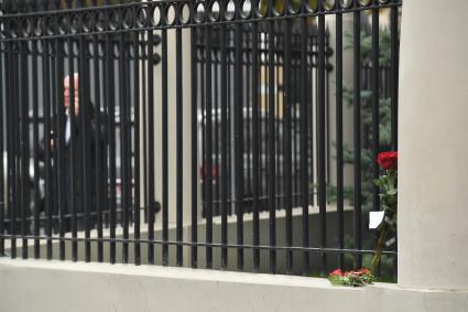 Москва.   Цветы и записка у посольства Австрии в связи с терактом в Вене.