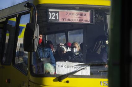 Екатеринбург. Маршрутный автобус с пассахирами в защитных масках