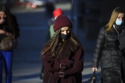 Екатеринбург. Девушка в медицинской маске на одной из улиц города