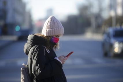 Екатеринбург. Девушка в медицинской маске на одной из улиц города