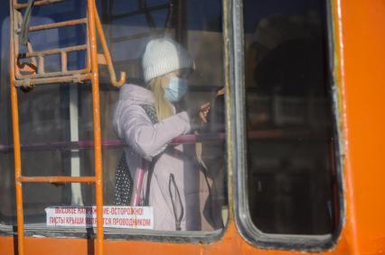 Екатеринбург. Девушка в медицинской маске в троллейбусе
