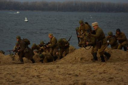 Самара. Участники военно-патриотической реконструкции `Сталинград-42. Группа полковника Горохова` на набережной Волги.