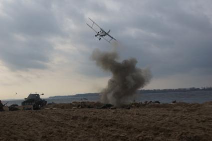 Самара. Участники военно-патриотической реконструкции `Сталинград-42. Группа полковника Горохова` на набережной Волги.