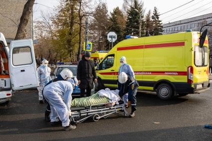 Челябинск. Эвакуация пациентов 2-й городской больницы, где из-за разгерметизации кислородного оборудования произошли взрыв и возгорание.