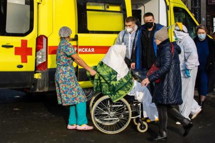 Челябинск. Эвакуация пациентов 2-й городской больницы, где из-за разгерметизации кислородного оборудования произошли взрыв и возгорание.