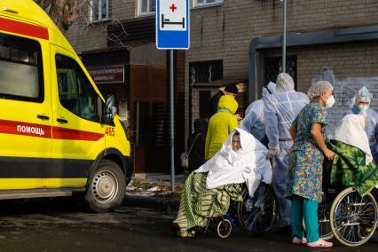 Челябинск. Эвакуация пациентов 2-й городской больницы, где из-за разгерметизации кислородного оборудования произошли взрыв и возгорание.