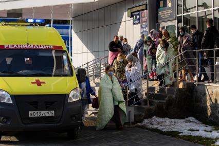 Челябинск. Эвакуация пациентов 2-й городской больницы, где из-за разгерметизации кислородного оборудования произошли взрыв и возгорание.