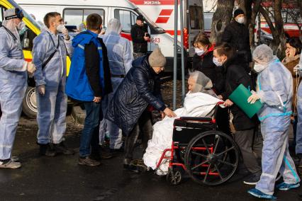 Челябинск. Эвакуация пациентов 2-й городской больницы, где из-за разгерметизации кислородного оборудования произошли взрыв и возгорание.