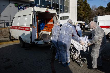 Челябинск. Эвакуация пациентов 2-й городской больницы, где из-за разгерметизации кислородного оборудования произошли взрыв и возгорание.