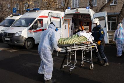 Челябинск. Эвакуация пациентов 2-й городской больницы, где из-за разгерметизации кислородного оборудования произошли взрыв и возгорание.