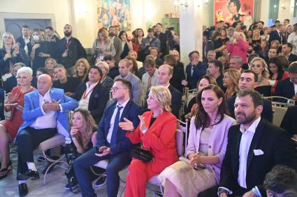 Москва. Главный редактор газеты `Вечерняя Москва` Александр Куприянов (слева) во время церемонии вручения премии `Медиа-Менеджер России 2020`.