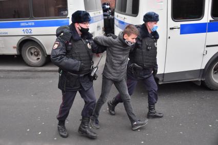 Москва.   Сотрудники полиции во время задержания участников несогласованного шествия националистов `Русский марш 2020` в День народного единства.