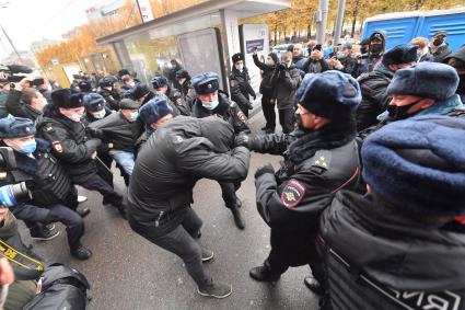 Москва.   Сотрудники полиции во время задержания участников несогласованного шествия националистов `Русский марш 2020` в День народного единства.