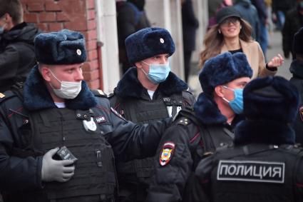 Москва. Оцепление у метро `Цветной бульвар`в День народного единства.