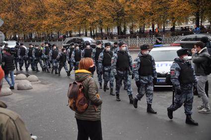 Москва. Полицейское оцепление у метро  `Цветной бульвар`в День народного единства.