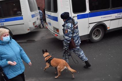 Москва.  Полицейское оцепление у метро  `Цветной бульвар`в День народного единства.