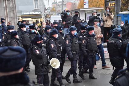 Москва.  Полицейское оцепление у метро  `Цветной бульвар`в День народного единства.