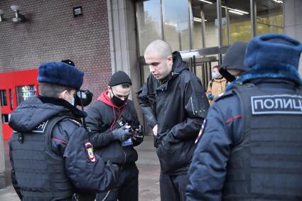 Москва.   Сотрудники полиции во время задержания участников несогласованного шествия националистов `Русский марш 2020` в День народного единства.