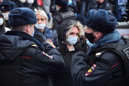 Москва.  Сотрудники полиции  во время   несогласованного шествия националистов `Русский марш 2020` в День народного единства.